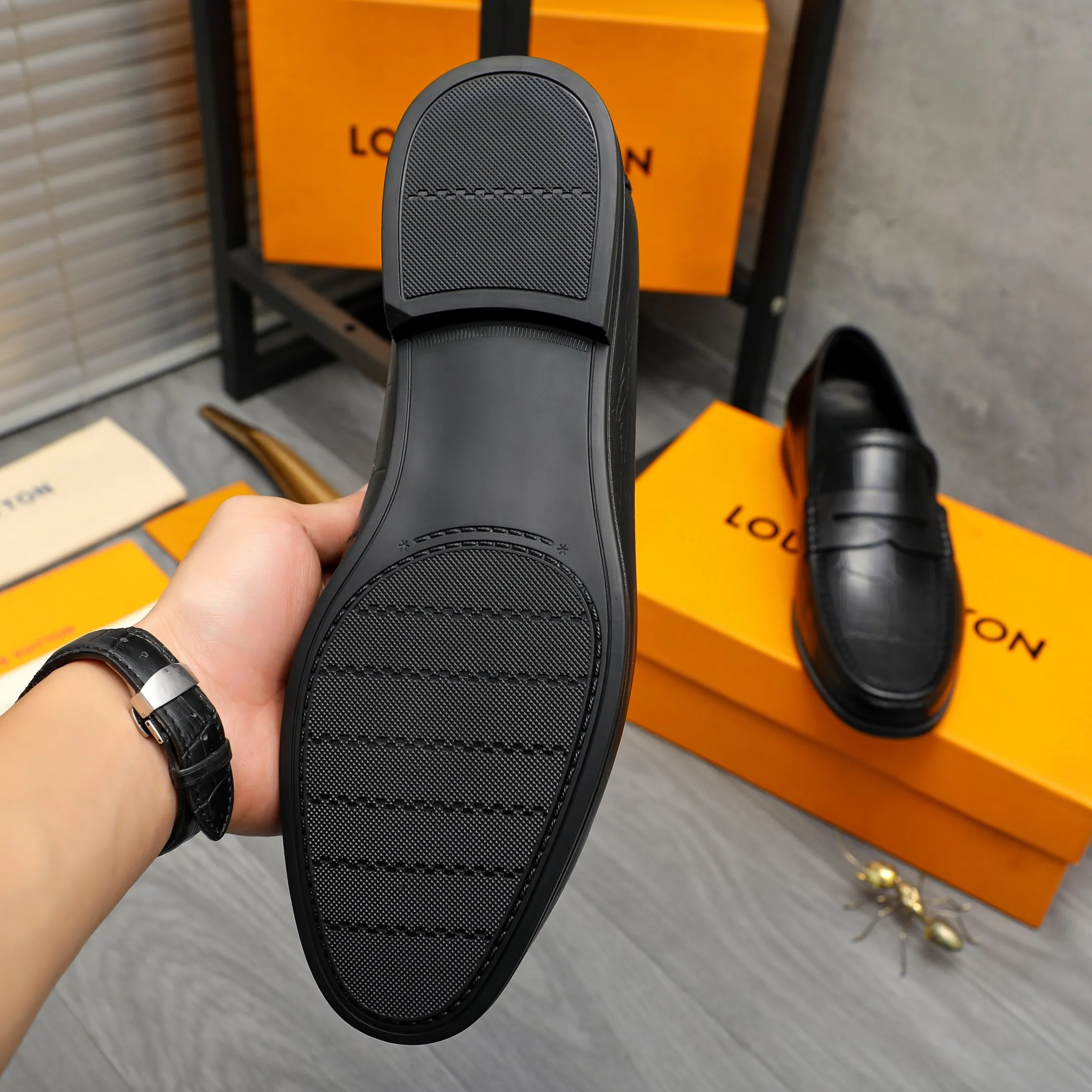 Men's shoes 💰p442 Product trademark: LV (Louis Vuitton) business casual slip-on leather shoes. Regular size: 38-46 (45.46 custom-made, non-returnable) Product materials: Selected high-quality stone grain cowhide upper, cowhide lining, rubber outsole